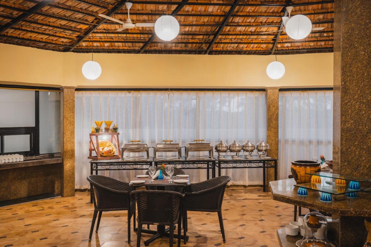 Coconut Grove Beach Resort Colva Exterior foto